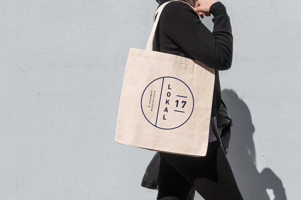Cloth bag with the Lokal 17 logo.