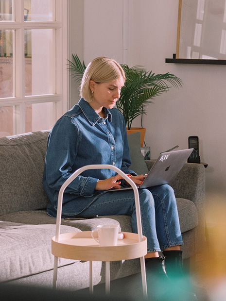 Jonna arbetar med sin dator