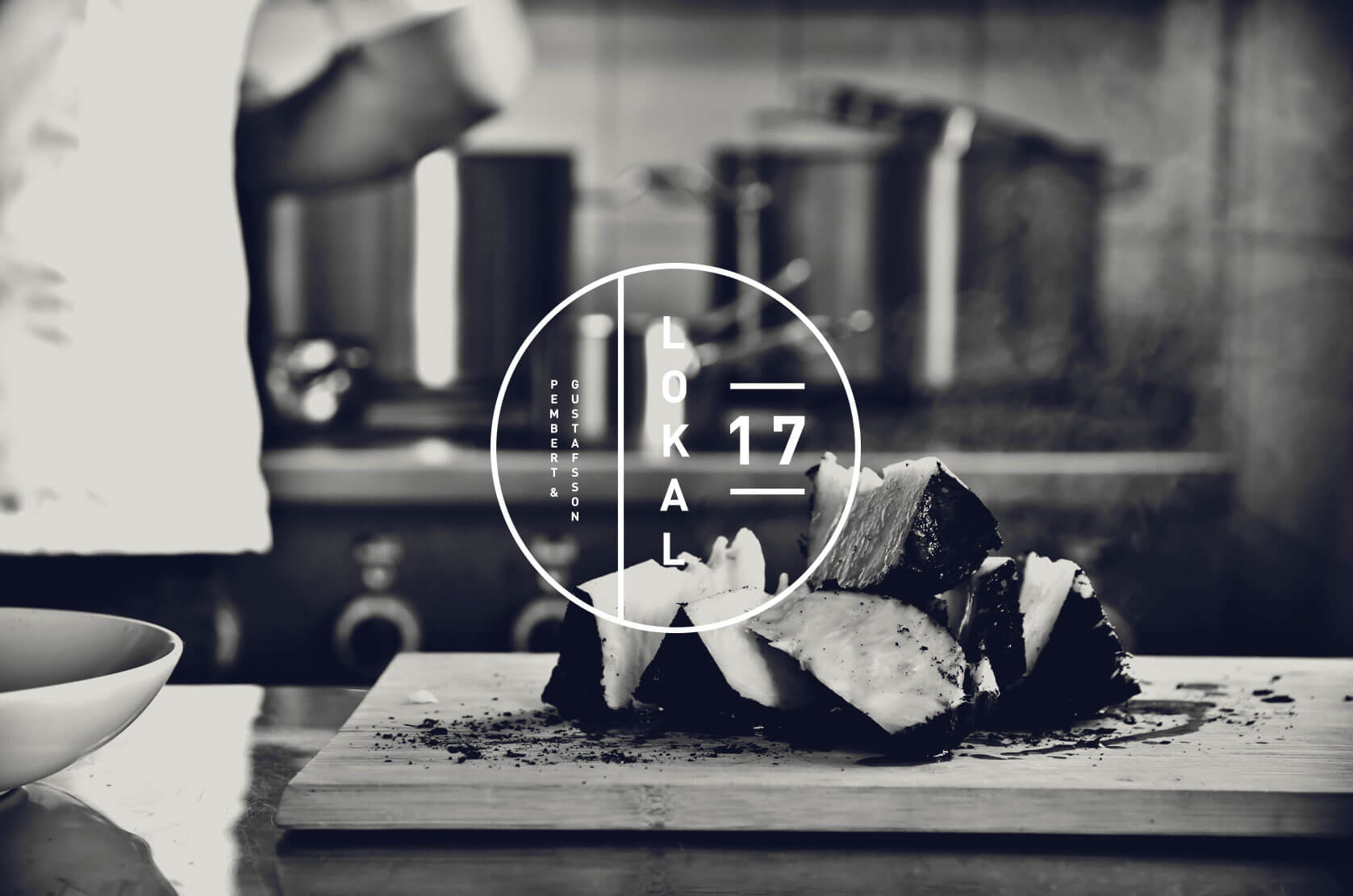 Primörer på skärbräda i köket på Lokal 17.