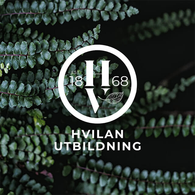 Hvilan Utbildnings logotyp mot en bakgrund av gröna blad.