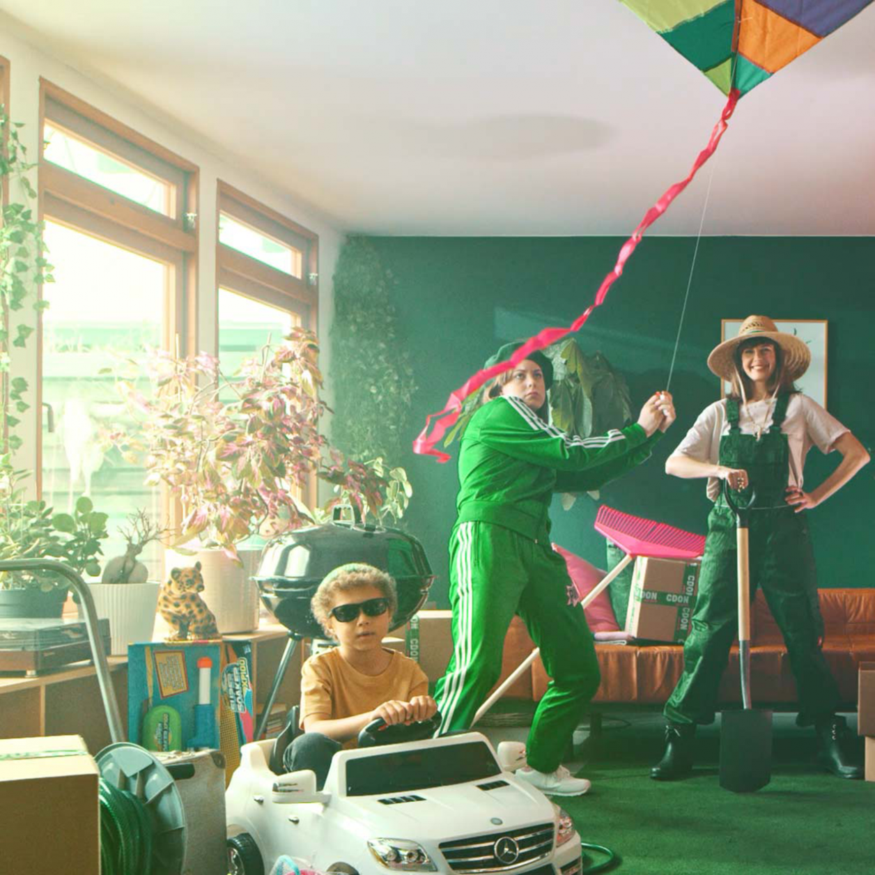 Familj leker i vardagsrum.