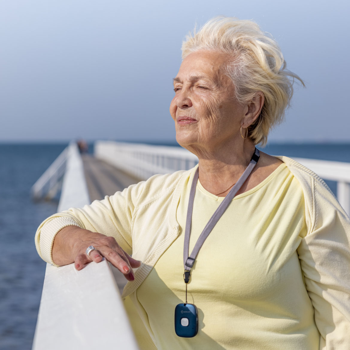 En kvinna som ser ut över havet.