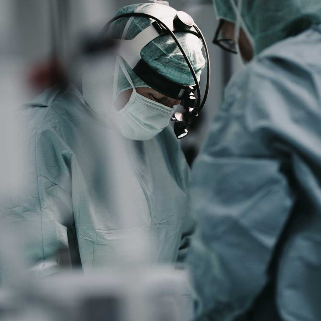 En läkare som utför en operation.