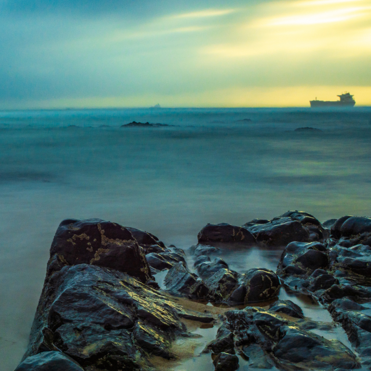 En bild på en klippa i havet