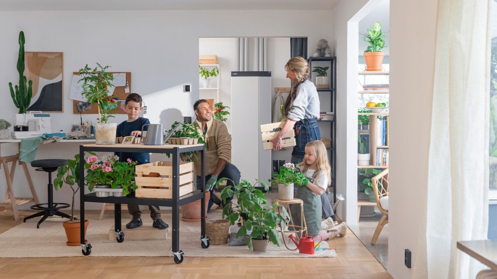 En familj som planterar i ett varmt hem