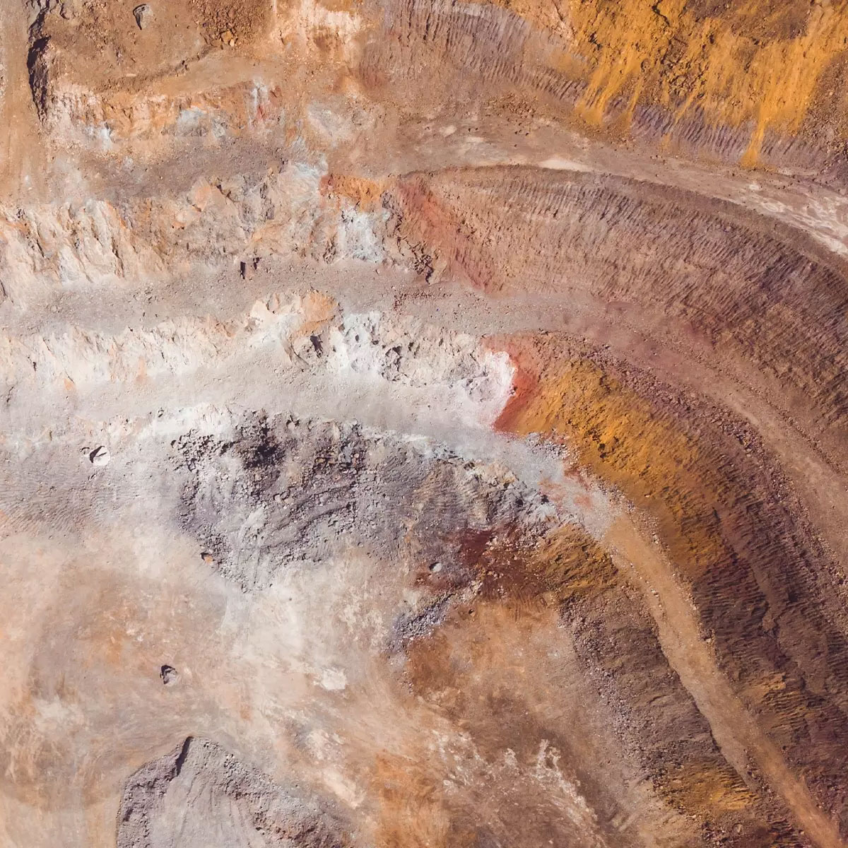 Närbild på en brun och orange klippa