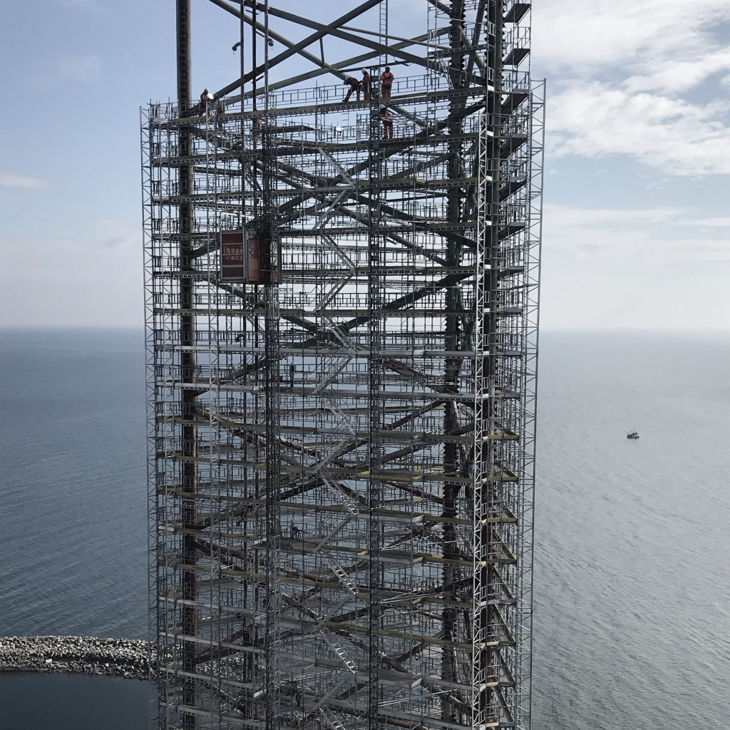 HAKIs byggnadsställningar monterade ute på havet.
