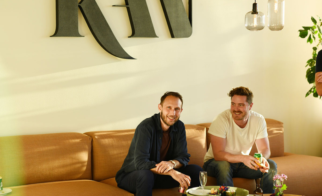 Carl, Art director och Oscar, frontendutvecklare firar en lyckad lansering av en kunds hemsida.