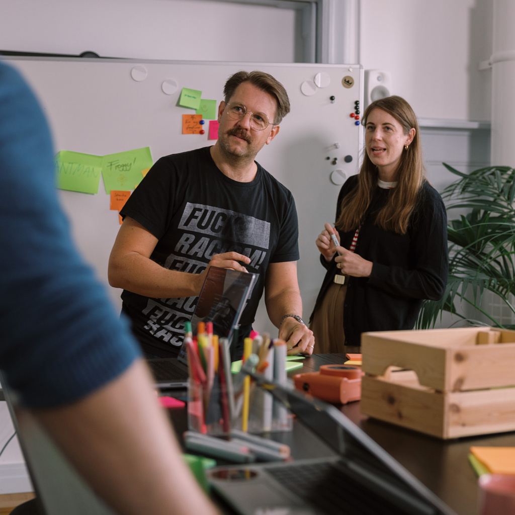 Fredrik och Johanna diskuterar på ett möte