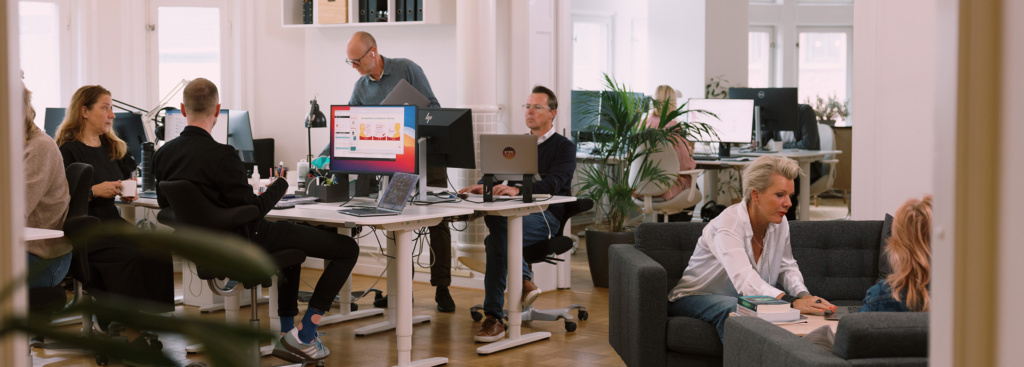 folk arbetar på kontoret