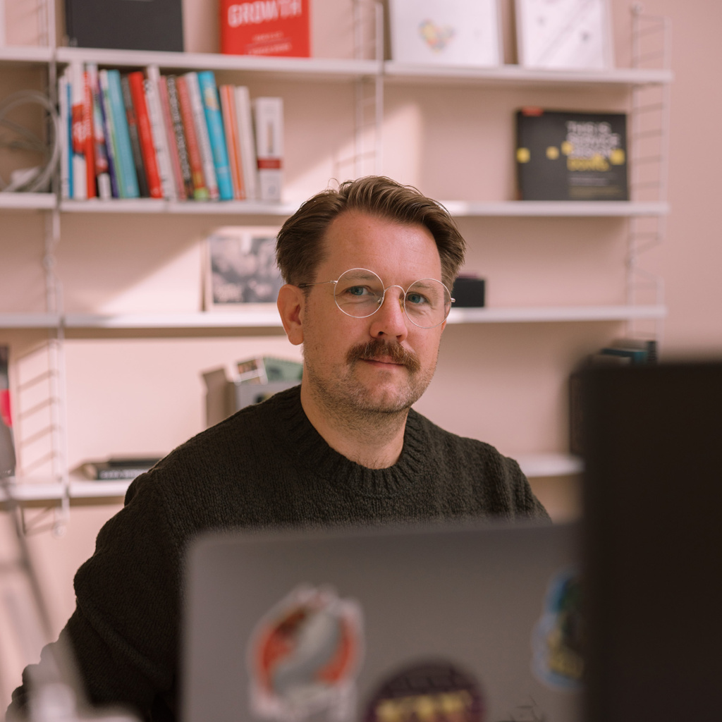 Fredrik Broman bakom sin dator