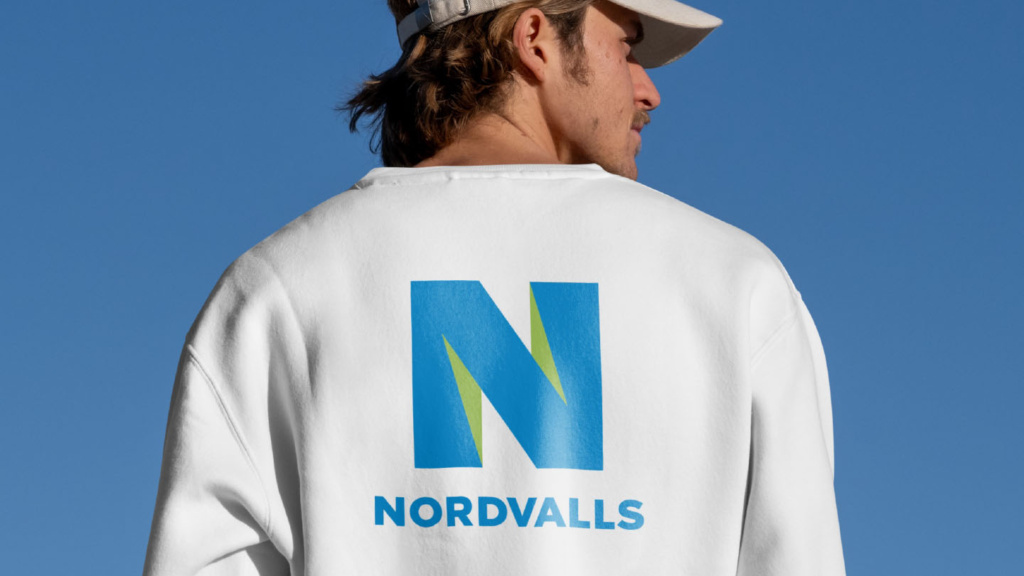 en man med Nordvalls logga på tröjan